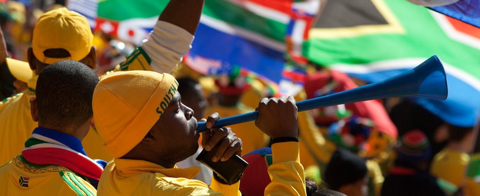 Torcedor com vuvuzela na Copa do Mundo de Futebol de 2010 na frica do Sul - Foto: Andrew Moore