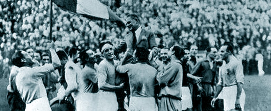 Seleo Italiana celebra a conquista da Copa do Mundo de Futebol de 1934 na Itlia - Foto: Le Miroir des sports