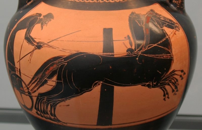 nfora de cerca de 500 a.C. com uma pintura de uma corrida de carruagem com quadriga (carroa conduzida por quatro cavalos lado a lado, utilizada nos jogos olmpicos antigos). Foto: MatthiasKabel