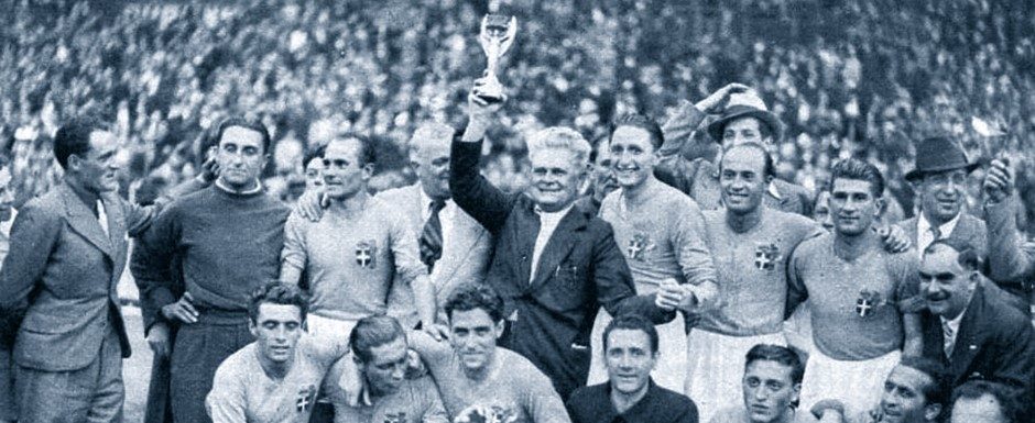 Seleo Italiana celebra a conquista da Copa do Mundo de Futebol de 1938 na Frana - Foto: Le Miroir des sports