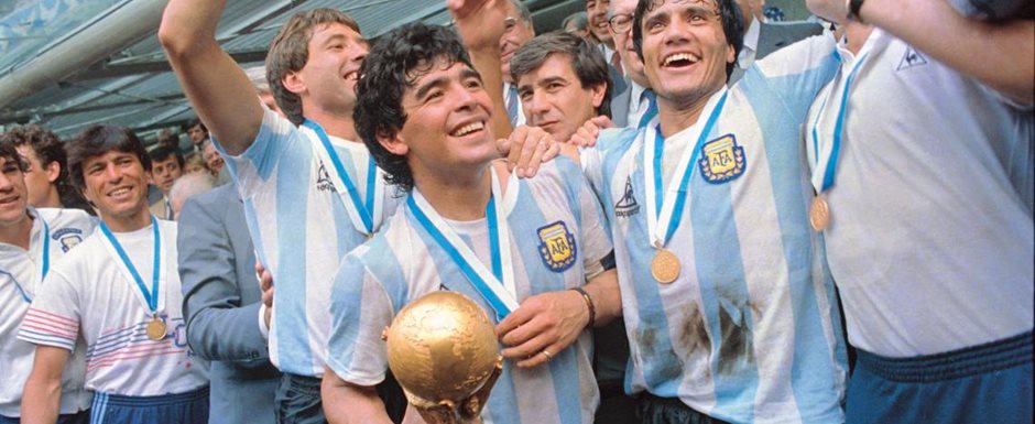 Diego Maradona e outros jogadores argentinos festejando a conquista da Copa do Mundo de 1986 no Mxico - Foto: El Grfico