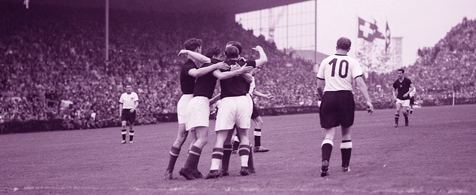 Jogadores da Hungria comemoram um gol na Final da Copa do Mundo de 1954 contra a Alemanha Ocidental - Foto: ETH-Bibliothek Zrich