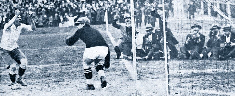Pedro Cea marca o primeiro gol do Uruguai contra a Iuguslvia pela Semifinal da Copa do Mundo de Futebol de 1930 no Uruguai - Foto: 