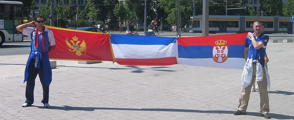 Torcedores com as bandeiras de Montenegro, da Srvia e Montenegro e da Srvia na Copa do Mundo de Futebol de 2006 na Alemanha - Foto: jpvargas