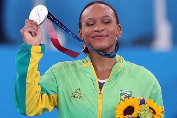 Rebeca Andrade exibe a medalha de prata conquistada na prova do individual geral da ginstica artstica feminina nos Jogos Olmpicos de Tquio 2020 (2021) - Foto: Ricardo Bufolin