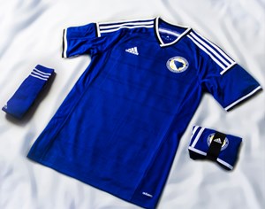 Uniforme 1 da Seleo da Bsnia e Herzegovina para a Copa do Mundo de 2014