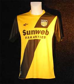 Uniforme 1 do NAC Breda - Temporada 2010/2011